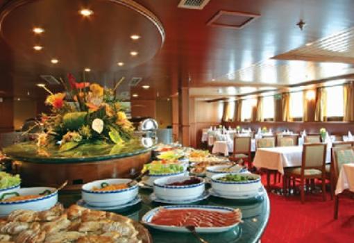 El Restaurante es luminoso y con grandes ventanales